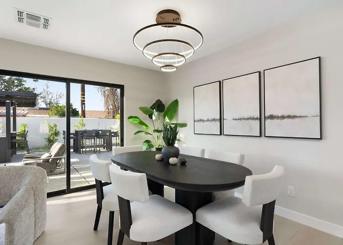 Dom wakacyjny New The Barrington Ultra-luxe Designer Estate Scottsdale