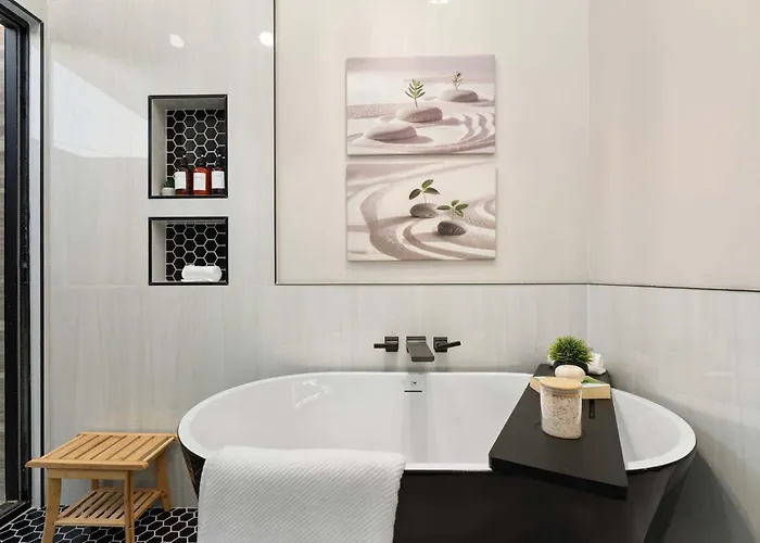 Dom wakacyjny New The Barrington Ultra-luxe Designer Estate Scottsdale
